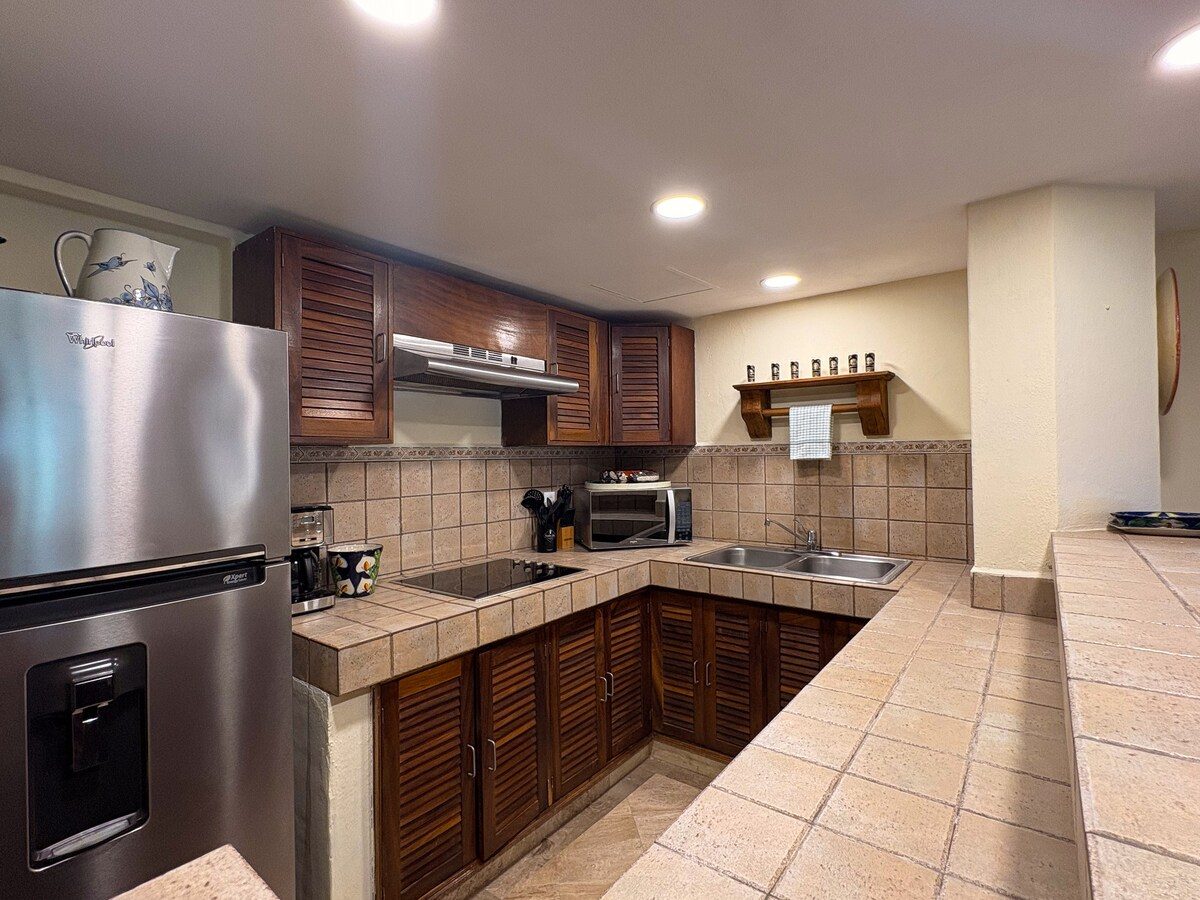Cocina con refrigerador de acero inoxidable