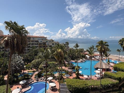 Albercas del resort, playa y Bahía de Banderas vistas desde la terraza