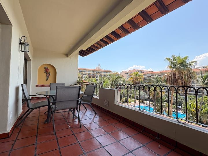 Terraza privada con mesa y sillas